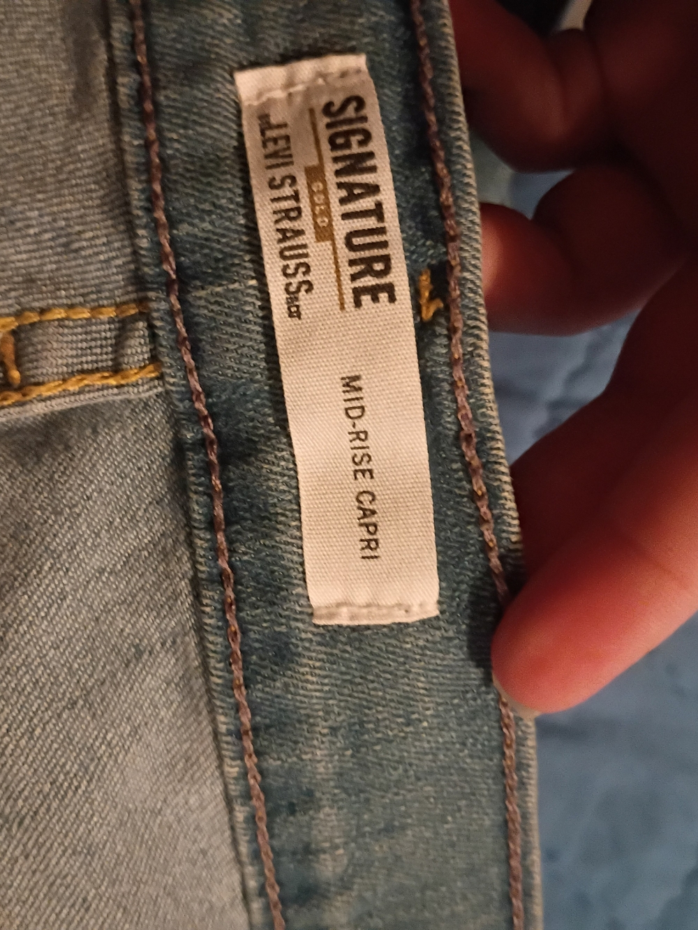 Levi's Signature Mid-Rise Capri Jeans - Light Blue